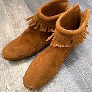 Minnetonka Women's Suede Hard Sole Fringe Ankle Booties - Chestnut Brown